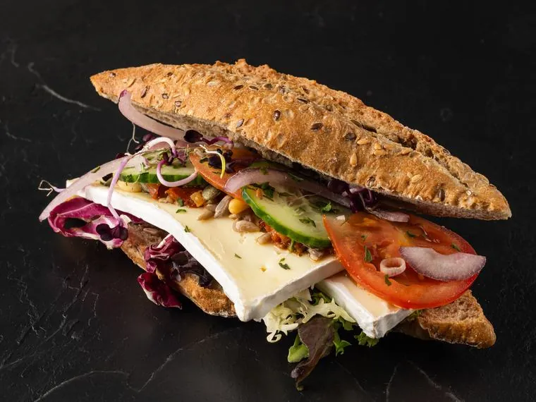 Vers belegd stokbroodje met brie, tomaat en komkommer