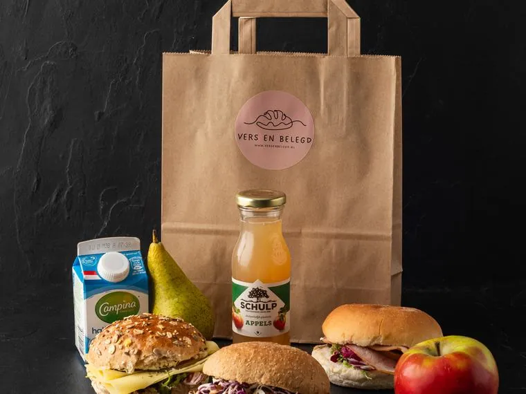 Vers en Belegd lunchtasje met broodjes, fruit en drinken