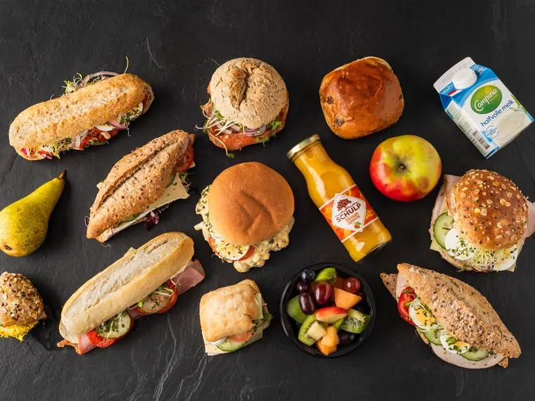 Ruime schaal met verse belegde broodjes en fruit